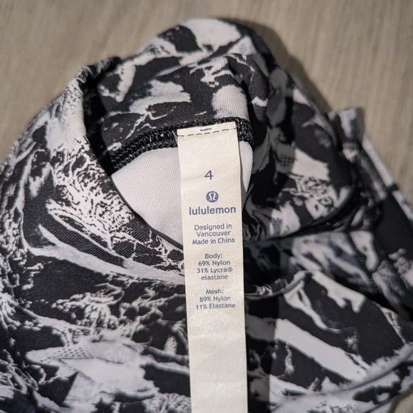 Lululemon Black & White Patterned Mesh Panel Leggings – Size 4 - Picture 5 of 5